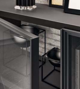 Puerta con bastidor aluminio acabado Acero Oscuro con cristal Ahumado