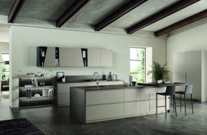 Composición con isla, puertas lacadas Visone mate y unidades de pared de metal color antracita. La barra de desayuno extraíble Diagonal, equipada con un interesante movimiento deslizante diagonal, destaca por su acabado enchapado Roble Nabuk.