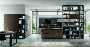 Muebles altos y bajos con acabado Castor Ottawa Fenix NTM®. Al fondo, panel posterior de Dekton® Kelya, en combinación con el zócalo Negro.