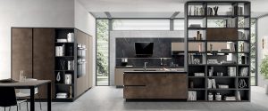 Muebles altos y bajos con acabado Castor Ottawa Fenix NTM®. Al fondo, panel posterior de Dekton® Kelya, en combinación con el zócalo Negro.