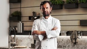 El chef Carlo Cracco mostrando las cualidades de la Cocina Mia