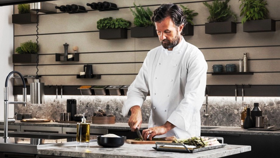 El chef Carlo Cracco mostrando las cualidades de la Cocina Mia