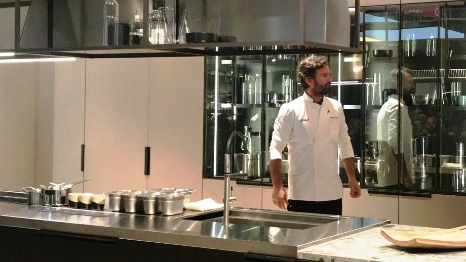 El chef Carlo Cracco presentando la nueva de la Cocina Mia de Sacavolini en la Feria de Milán