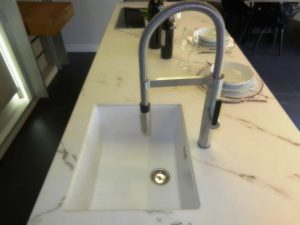 cocina foodshelf exposicion fregadero shock y grifo blanco