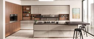 Cocina con isla central Tonos cálidos para la combinación del lacado brillo Visón con el enchapado Nogal Sunset que hace que este ambiente resulte acogedor y, al mismo tiempo, llame la atención. Sistema Setup para el apoyo de la encimera de Lapitec Moca, en acabado brillante.